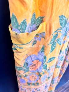 Robe kimono en crêpe de soie faite à la main pour femmes |   Sari Wrap à col en V, longueur totale, taille haute élastique, motif floral, logo sur le devant, doux | - Product Image 4