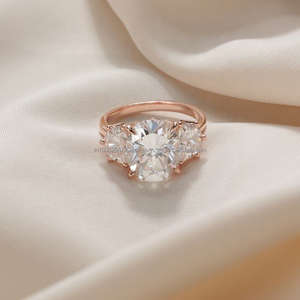 แหวนหมั้นเพชรมออิสซาไนต์ทรงรีสุดหรูดีไซน์หินสามชิ้นเพชรเจ้าสาวหรูหราทางเลือกสำหรับผู้หญิง - Product Image 1