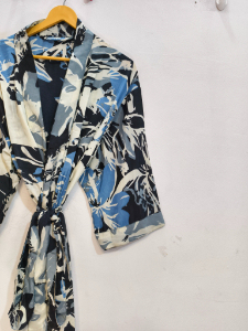 Robe kimono en patchwork de sari de soie faite à la main, couvre-maillot de bain, vêtement de nuit, longue robe, kimono en sari de soie recyclée vintage indien fait à la main - Product Image 6