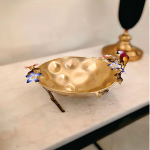 Bol de service en feuille de lotus dorée avec un accent floral surélevé. Disponible à prix de gros pour une décoration de table élégante. - Product Image 3