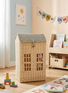Panier de rangement pour jouets en rotin naturel tressé fait main en forme de maison de poupée avec détails de fenêtre et couvercle pour l'organisation de la chambre d'enfant - Product Image 5