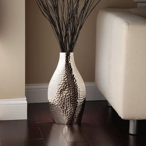 Vase à fleurs en métal complexe, doté d'un travail de précision, idéal pour sublimer les arrangements de table et les intérieurs. - Product Image 6