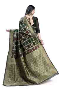Sari traditionnel ethnique en soie noire avec bordure florale dorée, idéal pour les mariages et les fêtes, style Inde et Pakistan. - Product Image 5