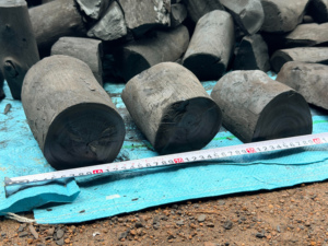 Charbon de bois de Khaya à haute valeur calorifique et faible émission de fumée pour les importateurs de barbecues - Product Image 1