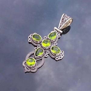 Pendentif croix péridot en argent sterling 925, collier artisanal en pierres précieuses, bijoux religieux, cadeau pour femmes et hommes - Product Image 6