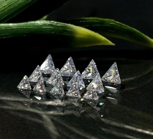 Diamant de laboratoire HPHT en vrac, taille triangle, de 10 à 40 carats, non certifié, fournisseur pour les grossistes en diamants et les acheteurs B2B - Product Image 4