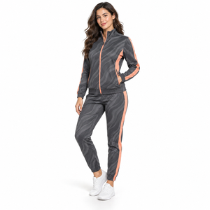 Conjunto deportivo de poliéster transpirable, diseño ligero, cómodo y personalizado para mujer, con chaqueta con cremallera y pantalones. - Product Image 1