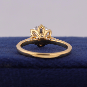 Anillo de Compromiso de Diamantes Redondos de Corte Brillante en Oro de 14K para Mujer con Diamantes Laterales, Certificado IGI, Estilo Clásico - Product Image 2