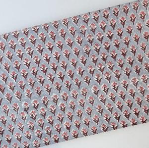 Tela 100% algodón gris con estampado a mano, material textil de algodón estampado con motivos florales rosas de Jaipur para la confección de vestidos de mujer. - Product Image 2
