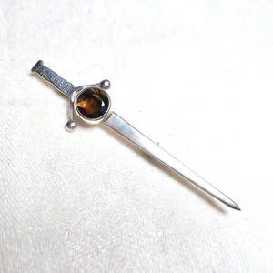 Pin de Kilt Escocés Vintage Grande de Plata de Ley con Cuarzo Ahumado, Espada Claymore, Accesorio Decorativo Antiguo Escocés - Product Image 1