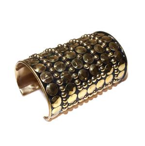 Bracelet manchette large africain en laiton – Bracelet jonc en laiton artisanal décoré d'un dôme clouté, bijou audacieux style punk rock, vente en gros - Product Image 1