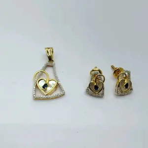 Ensemble élégant de pendentif cœur en or et de boucles d'oreilles assorties avec des diamants étincelants en nacre et des accents de saphir bleu pour femmes - Product Image 1