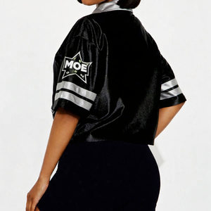 قمصان بيسبول نسائية قصيرة بالجملة، سوداء من الساتان بأكمام قصيرة وأزرار، توب ستريت ستايل، ملابس الشارع، قميص كرة القدم الأمريكية - Product Image 2