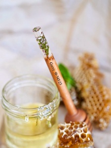 Cuchara para miel de madera de roble, cuchara para miel personalizada, utensilio de cocina, regalo para amantes de la miel, regalo grabado para San Valentín, palo de madera con diseño de panal de abeja - Product Image 1