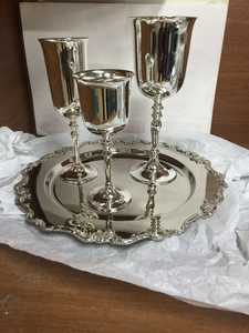 Ensemble de 3 gobelets plaqués argent avec plateau orné – Vaisselle élégante en métal pour mariage, fête, décoration intérieure et événements. - Product Image 1