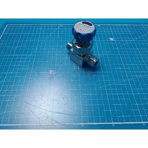 Vanne à diaphragme haute pureté KITZ-SCT SCV 316L 10K-1/2 (3/8) EP KD 080080676, utilisée comme pièce détachée pour équipement semi-conducteur d'occasion - Product Image 3