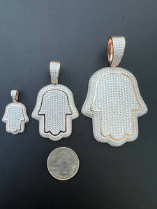 Pendentif main de Hamsa en argent 925 plaqué or rose, serti de moissanite, charme juif - Product Image 1