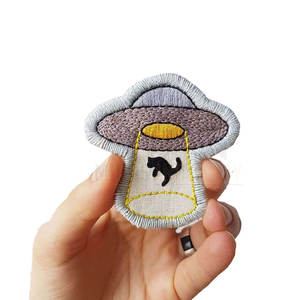Patch brodé UFO Chat en feutre non tissé thermocollant de forme irrégulière pour cadeaux - Product Image 1