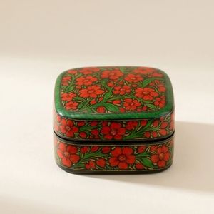 Caja de Joyería Cuadrada Hecha a Mano con Diseño Floral Rojo Pintado, Tapa Verde Tradicional, Estuche de Almacenamiento - Product Image 1