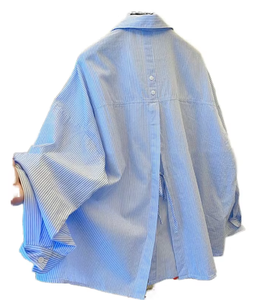 Chemise décontractée oversize en popeline de coton rayée bleue pour femme, coupe asymétrique, manches longues, col rabattu boutonné, teinte unie - Product Image 3