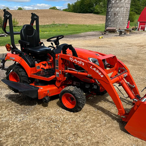 Tractor compacto Kubota BX2380 con cargador frontal, 4x4, motor diésel de 23 HP para labores agrícolas, paisajismo y jardinería a un precio competitivo. - Product Image 2