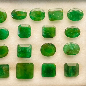 Lote de 17 piedras preciosas de esmeralda natural de buena calidad con un brillo excepcional, un hermoso color verde, pulido perfecto, ideal para cualquier tipo de joyería. - Product Image 3