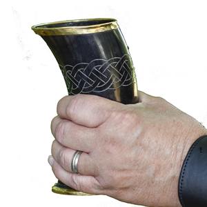 Copas de cuerno vikingas con grabado personalizado de estilo medieval, utilizadas principalmente para bebidas frías como cerveza, hidromiel o mead. - Product Image 1