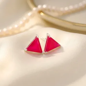 Boucles d'oreilles clous géométriques minimalistes en argent sterling 925 avec cristal rouge taillé en triangle pour femme - Product Image 1