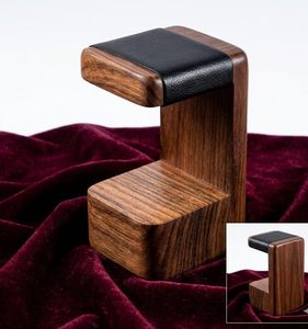Soporte de Madera para Reloj con Almohadilla de Cuero Negro, Diseño Minimalista para Exhibición en Escritorio - Product Image 5
