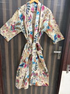 Bata de lujo de algodón para mujer con cuello en V, cierre con cordón, estampado floral, transpirable, hecha a mano, ligera, para verano, ropa de descanso, para damas de honor - Product Image 1