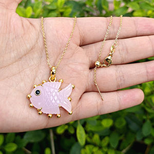 Collar de lujo de latón con calcedonia rosa y colgante de pez tallado a mano con ojo de circonita negra, chapado en oro de 18k, diseño exclusivo. - Product Image 2