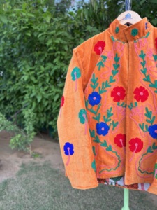 Elegante Chaqueta de Terciopelo Hecha a Mano para Mujer |   Ropa Exterior de Boutique con Bordado Floral de Lujo | - Product Image 2