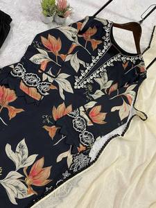 Tenue pakistanaise inspirée de HANIA AMIR pour la saison estivale, avec haut brodé, pantalon plazzo et dupatta. - Product Image 4