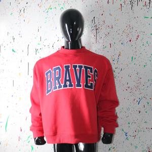 เสื้อสเวตเชิ้ตคอเต่า BRAVES สีแดง ปักลายสีน้ำเงิน 100% ด้วยด้ายคุณภาพสูง - Product Image 3