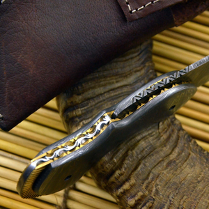 Cuchillo de Camping de Acero de Damasco con Hoja Serrada de Punta Caída, Mango Personalizado y Funda de Cuero. OEM Disponible. - Product Image 3