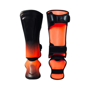 Protège-tibias réglables en cuir noir et orange avec fermeture auto-agrippante pour la boxe, le MMA et le Muay Thai – Équipement de protection unisexe léger - Product Image 1