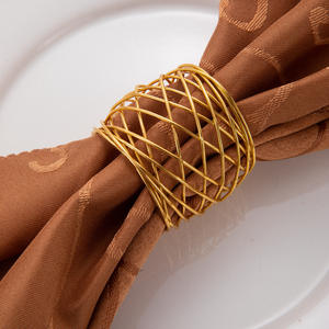 Ronds de serviettes en métal de haute qualité, de style design, peuvent être stylisés saisonièrement pour correspondre aux fêtes ou à des thèmes spéciaux. - Product Image 3