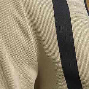 Camiseta polo versátil y esencial con un diseño tradicional y costuras de alta calidad que combina bien con cualquier pantalón. - Product Image 6