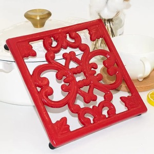 Trípodes Redondos de Hierro Fundido Rojo Vintage con Diseño Floral, Resistentes al Calor, para Ollas y Sartenes, Ecológicos - Product Image 4