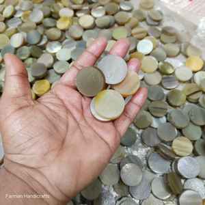 Disque en corne de bœuf naturelle brun beige, artisanal, poli, de qualité supérieure, pour la création de pièces de monnaie et la gravure DIY, au meilleur prix - Product Image 1