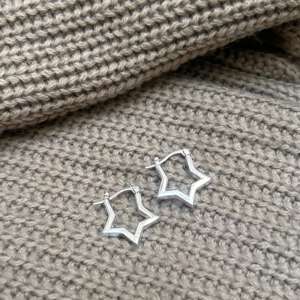 Boucles d'oreilles créoles minimalistes étoiles, boucles d'oreilles créoles en laiton plaqué argent, boucles d'oreilles créoles célestes pour femmes, boucles d'oreilles créoles délicates en gros - Product Image 5