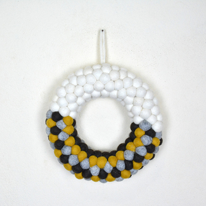 Couronne moderne en feutre à boules, forme ronde, faite à la main, 100% laine, décoration d'usine, blanc, noir, jaune, gris, colorée, pour les fêtes et la maison - Product Image 1