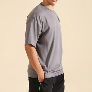 Camiseta de algodón de punto liso teñido de color sólido, informal, de manga corta, cuello redondo, ajuste regular, gris, para hombre, tendencia 2026, venta al por mayor - Product Image 2