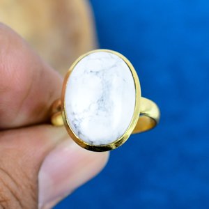 Bague cocktail artisanale en howlite naturelle de forme ovale, sertie de pierres précieuses et plaquée or 18 carats, cadeau pour elle - Product Image 1