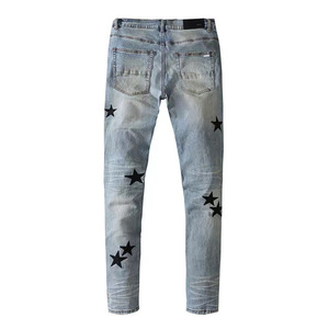 Pantalones vaqueros azul claro para hombre con apliques de estrellas verdes y negras, estilo casual de verano, cintura media, cierre de botones, pantalones de algodón tejido. - Product Image 2