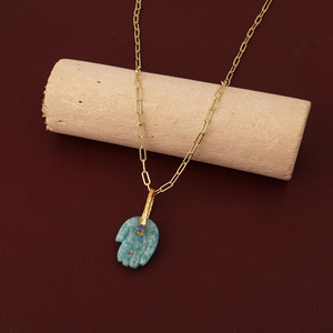 Collier pendentif main Hamsa en amazonite avec calcédoine bleu encre, chaîne trombone plaquée or 18 carats, bijoux spirituels faits à la main - Product Image 1