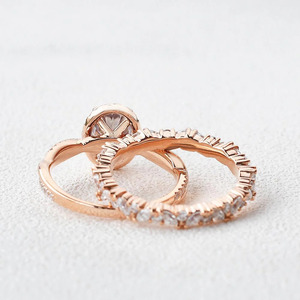 Ensemble de bagues de mariage en or rose ovales avec halo de diamants de laboratoire - Product Image 4
