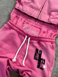 Ensemble survêtement rose en molleton épais pour homme : sweat à capuche court zippé et pantalon large, avec broderie graphique, style streetwear - Product Image 3