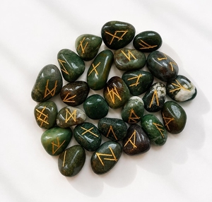 Ensemble de pierres runiques en agate verte mousse avec symboles dorés et pochette en velours pour la guérison Reiki et la méditation - Product Image 2