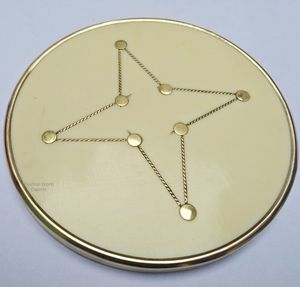 Sous-verres artistiques en résine ivoire fleur en laiton incrusté faits à la main avec des accents naturels dorés Décoration de table et accessoires Tapis et coussin - Product Image 5